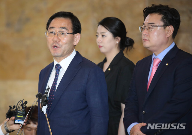 [서울=뉴시스] 장세영 기자 = 주호영 미래통합당 원내대표가 12일 서울 여의도 국회 예결위장에서 열린 미래통합당 의원총회를 끝내고 취재진의 질문에 답하고 있다. 2020.06.12. photothink@newsis.com