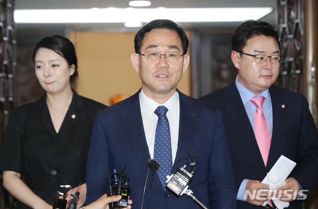 [서울=뉴시스] 장세영 기자 = 주호영 미래통합당 원내대표가 12일 서울 여의도 국회 예결위장에서 열린 미래통합당 의원총회를 끝내고 취재진의 질문에 답하고 있다. 2020.06.12.&nbsp; photothink@newsis.com 