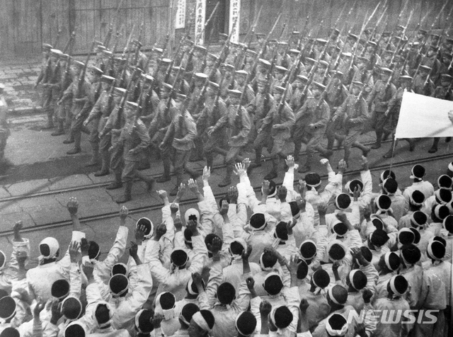 [서울=뉴시스] 남북제정당·사회단체연석회의에 참석한 남측 인사들은 1948년 5월 1일 평양에서 열린 노동절 행사에 참석해 4시간 동안 노동자, 농민, 인민군의 행진 모습을 지켜봤다. (사진=미디어한국학 제공) 2020.06.14. photo@newsis.com