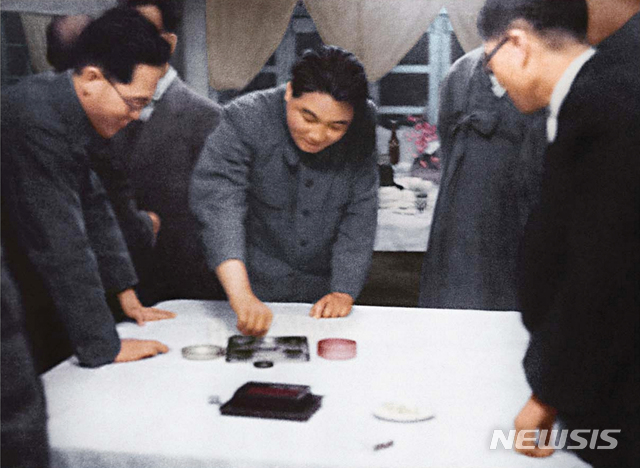 [서울=뉴시스] 1948년 4월 30일 열린 남북제정당·사회단체지도자협의회에서 채택된 문건에 서명하는 김일성 북조선인민위원장. 사진은 북한이 흑색 사진을 컬러사진으로 변환해 공개한 것이다. (사진=미디어한국학 제공) 2020.06.14. photo@newsis.com