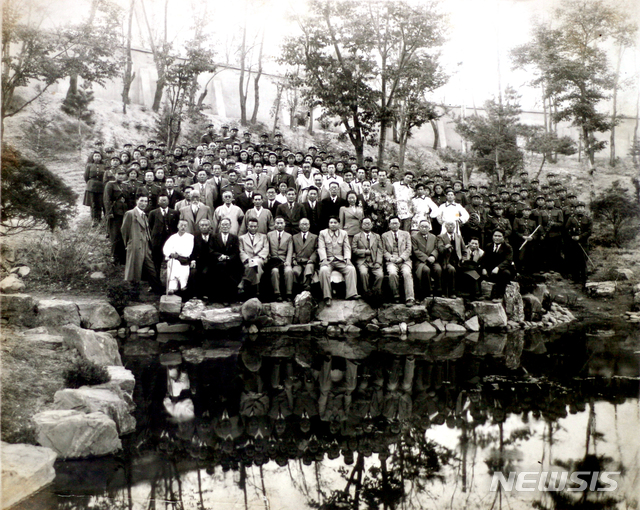 [서울=뉴시스] 1948년 4월 25일 오후 남북제정당·사회단체연석회의 개최 축하 공연을 마치고 주요 간부들과 조선인민군협주단원들이 북조선인민회의 청사 후원에서 기념 촬영을 하고 있다. 1열 왼쪽 세 번째 부터 허헌 남조선노동당 위원장, 김원봉 조선인민공화당 위원장, 이극로 민족자주연맹 정치위원, 김두봉 북조선인민위원회 부위원장, 김일성 북조선인민위원회 위원장, 박헌영 남조선노동당 부위원장 등의 모습이 보인다. 사진 가운데 군복 입은 사람이 정율성 조선인민군협주단장이다. (사진=미디어한국학 제공) 2020.06.14. photo@newsis.com