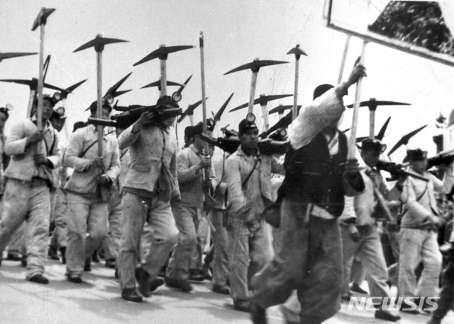 [서울=뉴시스] 1948년 4월 25일 평양에서 열린 남북제정당·사회단체연석회의 축하 시민대회에서 곡괭이를 들고 행진하는 노동자들 모습. (사진=미디어한국학 제공) 2020.06.14. photo@newsis.com