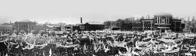 [서울=뉴시스] 1948년 4월 25일 평양에서 열린 남북제정당·사회단체연석회의 개최 축하 시민대회 모습. (사진=미디어한국학 제공) 2020.06.14. photo@newsis.com