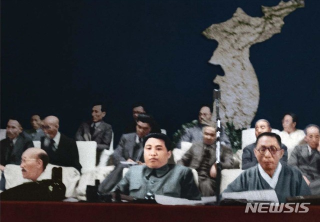 [서울=뉴시스] 1948년 4월 22일 남북제정당·사회단체연석회의 3일째 회의에 참석한 김구(金九) 한국독립당 위원장이 김일성 북조선인민위원장, 홍명희(洪命憙) 민주독립당 대표와 나란히 단상에 앉아 있다. 사진은 북한이 흑색 사진을 컬러사진으로 변환해 공개한 것이다. (사진=미디어한국학 제공) 2020.06.14. photo@newsis.com