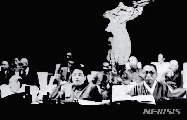 [서울=뉴시스] 1948년 4월 22일 남북제정당·사회단체연석회의 3일째 회의에 참석한 김구(金九) 한국독립당 위원장이 김일성 북조선인민위원장, 홍명희(洪命憙) 민주독립당 대표와 나란히 단상에 앉아 있다. (사진=미디어한국학 제공) 2020.06.14. photo@newsis.com