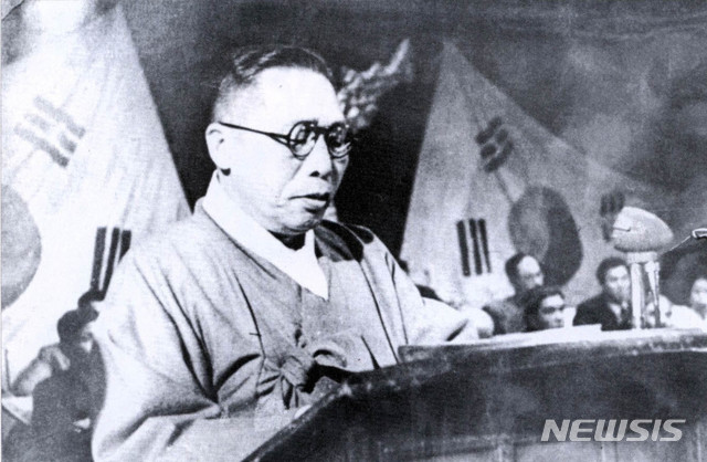 [서울=뉴시스] 1948년 4월 22일 남북제정당·사회단체연석회의 3일째 오후 회의에 참석한 김구(金九) 한국독립당 위원장이 연설하고 있다. (사진=미디어한국학 제공) 2020.06.14.&nbsp; photo@newsis.com