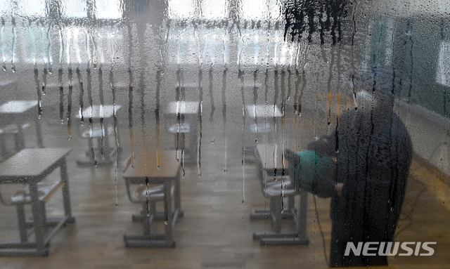 [수원=뉴시스] 김종택기자 = 4만2천여명이 응시하는 경기도 8·9급 지방직 공무원 공채시험을 하루 앞둔 12일 오후 경기 수원시 권선구 구운중학교에서 방역업체 관계자가 시험장을 소독하고 있다. 경기도는 최근 수도권에서 신종 코로나바이러스 감염증(코로나19) 확산세가 이어지자 전국 각지에서 시험을 보러오는 응시자들과 시험장이 감염의 고리가 될 가능성이 있어 방역과 충분한 거리를 두고 책상을 배치하는 등 시험장 감염 예방대책을 마련해 대비하고 있다. 2020.06.12.semail3778@naver.com