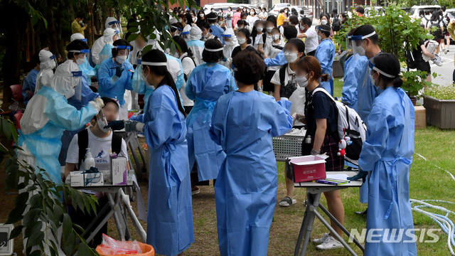 [광주=뉴시스] 신대희 기자 = 12일 광주 남구 모 여자 고등학교에서 학생 1명이 코로나19 의심 환자로 분류돼 전교생이 보건당국의 검사를 받고 있다. 2020.06.12.&nbsp; sdhdream@newsis.com 