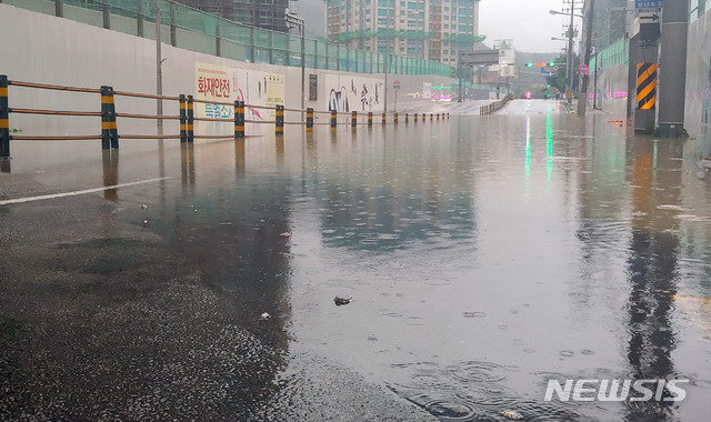 [부산=뉴시스] 호우경보가 발효된 13일 부산 동래구의 한 아파트 신축현장 앞 도로가 침수돼&nbsp; 양방향 4개 차로 300m 구간의 차량 통행을 전면 통제했다. (사진=부산경찰청 제공)photo@newsis.com 