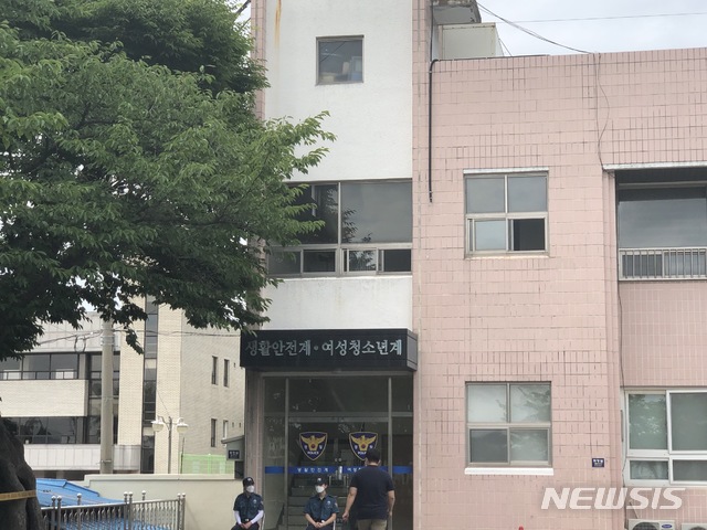 [창녕=뉴시스] 안지율 기자 = 13일 아동학대 사건 가해자 중 한 명인 A(9)양의 계부 B(35)씨에 대해 조사 중인 경남 창녕경찰서. 2020.06.13. alk9935@newsis.com 