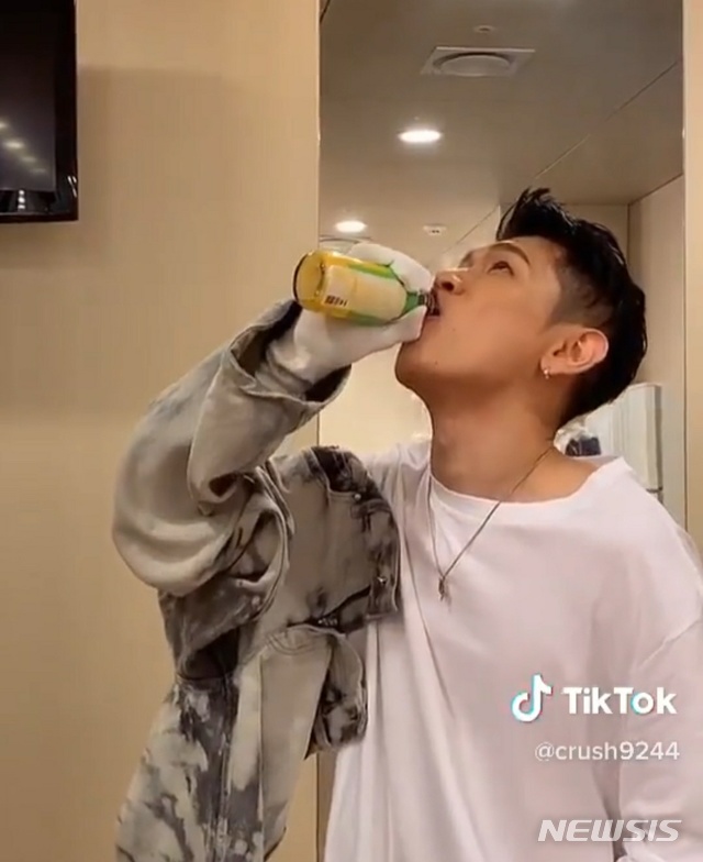 [서울=뉴시스] 가수 현아가 크러쉬 틱톡(TikTok) 영상을 공유했다. (사진 = 현아 SNS) photo@newsis.com