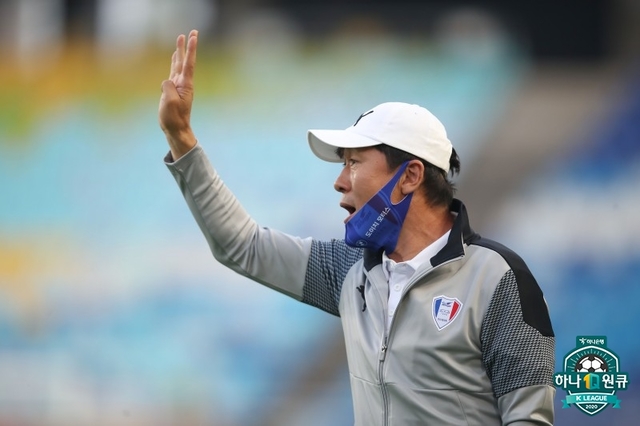 [수원=뉴시스] 3경기 연속 무승 부진에 빠진 프로축구 수원 삼성 이임생 감독이 전반 45분 만에 득점왕 출신 타가트를 교체한 것에 대해 전술적인 이유라고 설명했다. (제공=프로축구연맹)