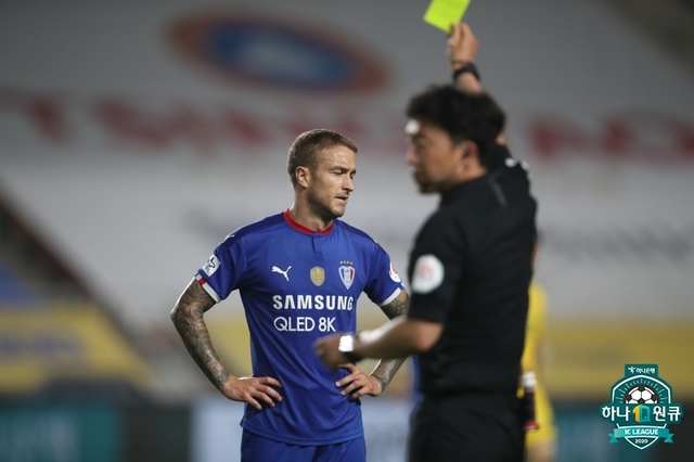 [수원=뉴시스] 3경기 연속 무승 부진에 빠진 프로축구 수원 삼성 이임생 감독이 전반 45분 만에 득점왕 출신 타가트를 교체한 것에 대해 전술적인 이유라고 설명했다. (제공=프로축구연맹)