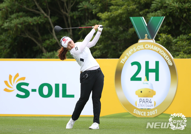 [서울=뉴시스] 최혜진의 한국여자프로골프(KLPGA) 투어 제14회 S-OIL 챔피언십 2라운드 경기 모습. (사진 = KLPGA 제공)