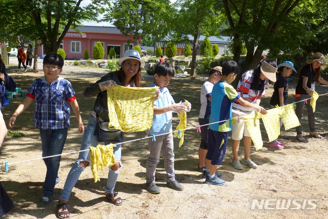 [안동=뉴시스] 농촌체험마을에서 염색체험을 하고 있는 모습. (사진=경북도 제공) 2020.06.14