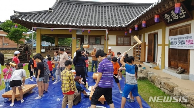 [안동=뉴시스] 농촌체험휴양마을에서 인절미떡 만들기 체험을 하고 있는 모습. (사진=경북도 제공) 2020.06.14