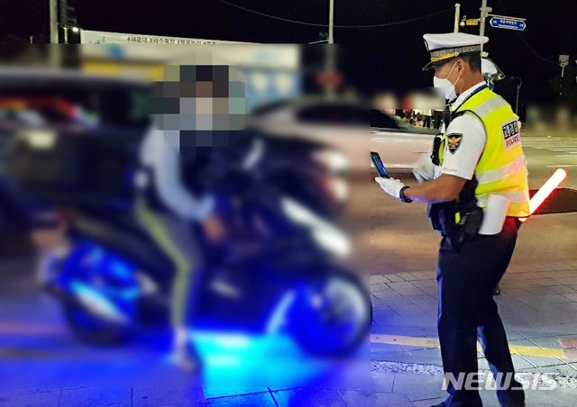 [부산=뉴시스] 부산경찰이 오토바이 위법 행위를 단속하는 모습. (사진=부산경찰청 제공)<위 사진은 기사 내용과 관련이 없습니다>