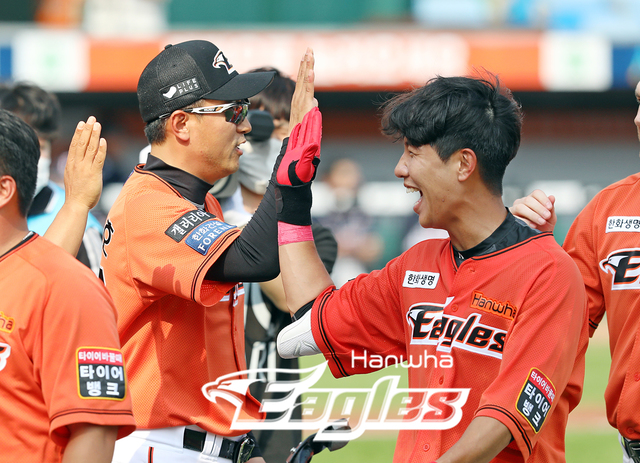 [서울=뉴시스] 한화 이글스 노태형(오른쪽)이 14일 두산 베어스전에서 끝내기 안타를 친 뒤 최원호 감독과 하이파이브를 하고 있다. (사진=한화 제공)