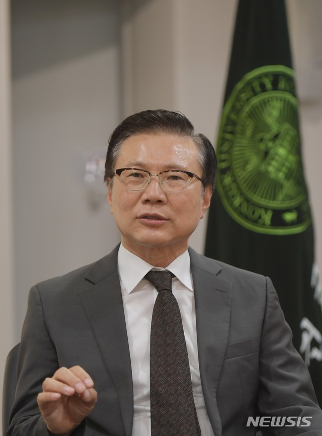 [서울=뉴시스] = 건국대학교가 21대 신임 총장으로 선임한 이과대학 화학과 전영재 교수. (사진=건국대 제공) 