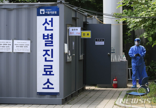 [서울=뉴시스] 박민석 기자 = 의료진이 14일 오전 서울 중랑구 서울의료원 선별진료소에서 잠시 휴식을 취하고 있다. 2020.06.14.&nbsp; mspark@newsis.com