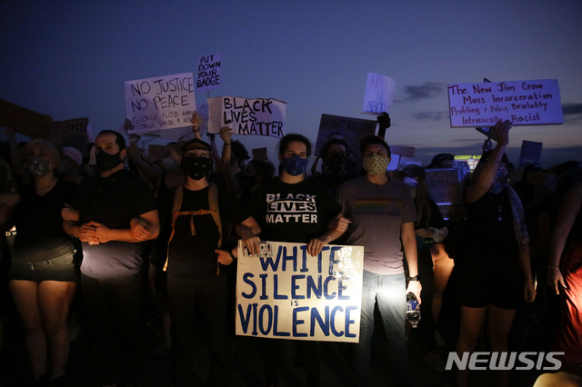 [애틀랜타(미 조지아주)=AP/뉴시스]13일(현지시간) 미 조지아주 애틀랜타의 패스트푸드점 웬디스 앞에서 레이셔드 브룩스(27)가 경찰의 총에 맞아 사망한 것에 항의하는 시위대가 고속도로에서 차량 통행을 막6.14고 있다. 2020. 