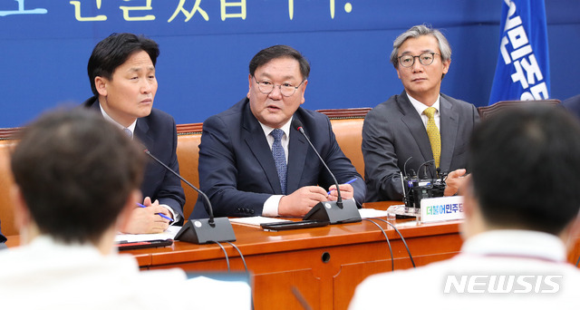 [서울=뉴시스]김선웅 기자 = 김태년 더불어민주당 원내대표가 14일 오후 서울 여의도 국회에서 기자간담회를 하고 있다. 2020.06.14. mangusta@newsis.com