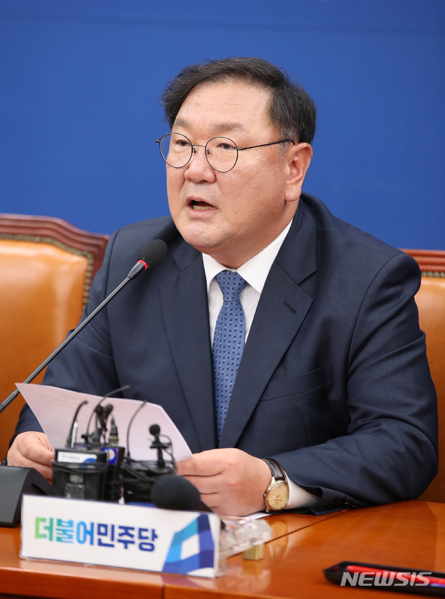 [서울=뉴시스]김선웅 기자 = 김태년 더불어민주당 원내대표가 14일 오후 서울 여의도 국회에서 기자간담회를 하고 있다. 2020.06.14. mangusta@newsis.com