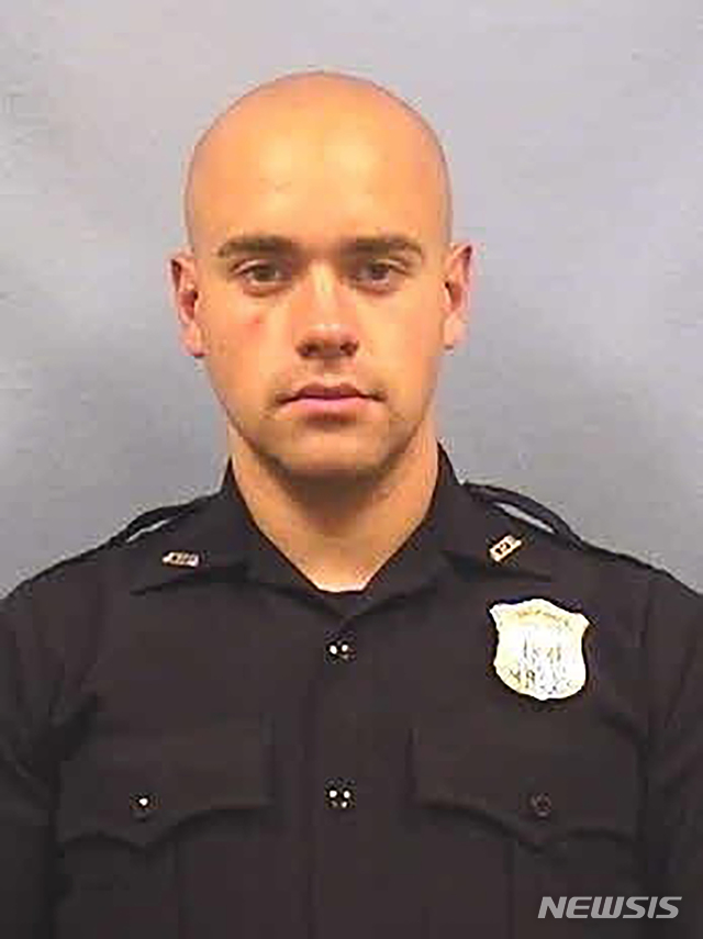 [애틀랜타(미 조지아주)=AP/뉴시스]27살의 흑인 남성 레이셔드 브룩스에 총격을 가해 숨지게 한 미 조지아주 애틀랜타의 경찰 개럿 롤프. 그는 이에 따라 해임됐다고 애틀랜타 경찰이 14일 밝혔다. 2020.6.14