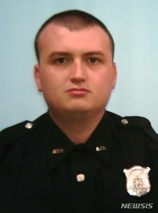 [애틀랜타(미 조지아주)=AP/뉴시스]27살의 흑인 남성 레이셔드 브룩스에 총격을 가해 숨지게 한 미 조지아주 애틀랜타의 경찰 데반 브론산. 그는 이에 따라 해임됐다고 애틀랜타 경찰이 14일 밝혔다. 2020.6.14