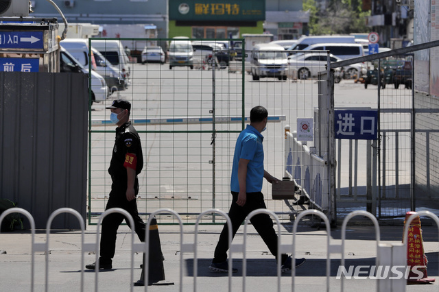 [베이징=AP/뉴시스] 14일 중국 베이징의 대형 농수산물 시장인 '신파디(新發地)' 도매 시장 출입문이 통제되고 있다. 이 농수산물 시장에서는 코로나19가 집단 발병했다. 2020.06.15 