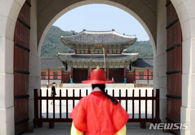 [서울=뉴시스] 고범준 기자 = 문화재청이 신종 코로나바이러스 감염증(코로나19) 집단감염이 지속함에 따라 국립고궁박물관, 궁궐과 왕릉 등 수도권에 있는 실내·외 관람 시설에 대한 휴관을 연장한다고 밝힌 14일 오후 서울 종로구 경복궁이 한산한 모습을 보이고 있다. 2020.06.14.&nbsp; bjko@newsis.com