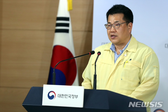[서울=뉴시스] 이윤청 기자 = 손영래 중앙사고수습본부 전략기획반장이 14일 서울 종로구 정부서울청사에서 신종 코로나바이러스 감염증(코로나19) 대응 정례브리핑을 하고 있다. 2020.06.14. radiohead@newsis.com