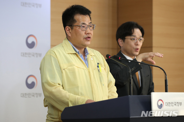 [서울=뉴시스] 이윤청 기자 = 손영래 중앙사고수습본부 전략기획반장이 지난 14일 서울 종로구 정부서울청사에서 신종 코로나바이러스 감염증(코로나19) 대응 정례브리핑을 하고 있다. 2020.06.14.&nbsp; radiohead@newsis.com