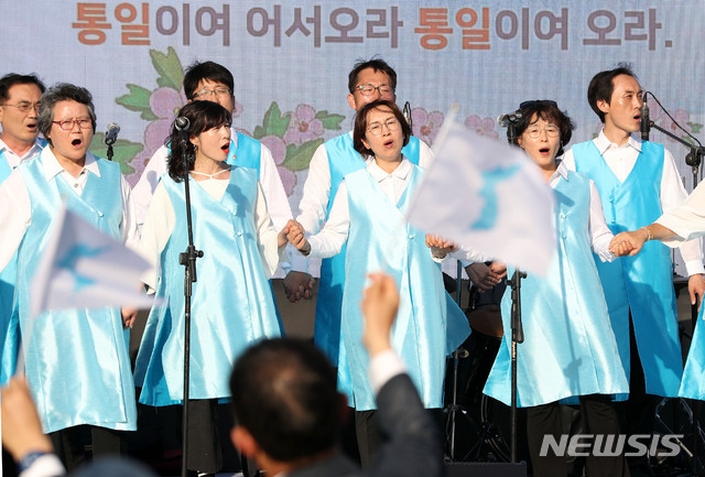 [파주=뉴시스]홍효식 기자 = 6.15 남북공동선언 20주년을 하루 앞둔 14일 경기도 파주시 헤이리 갈대광장에서 열린 6.15공동선언 20주년 평화통일 문화제에서 615합창단이 합창하고 있다. 2020.06.14.&nbsp; yesphoto@newsis.com