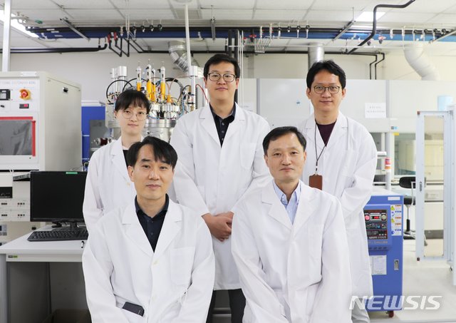 박막태양전지연구센터 강진규 센터장(오른쪽), 김대환 책임연구원(왼쪽)과 연구진들