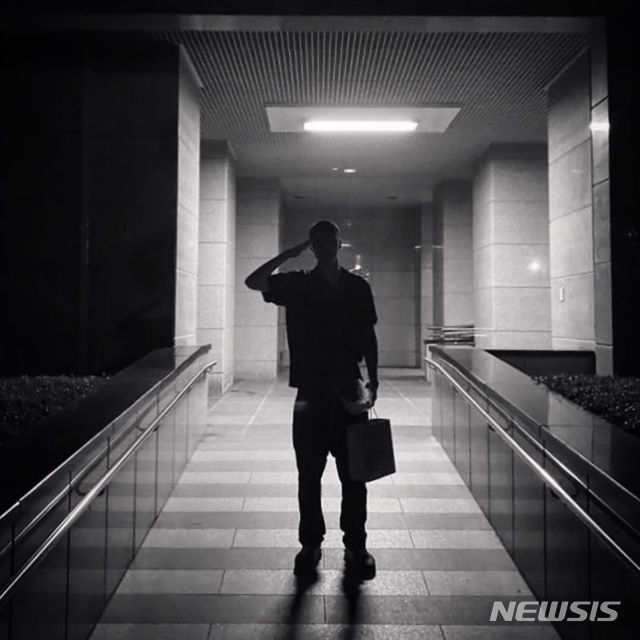 [서울=뉴시스] 가수 로이킴이 15일 해병대 입대를 앞두고 거수경례하는 사진을 공개했다. (사진=로이킴 인스타그램) photo@newsis.com