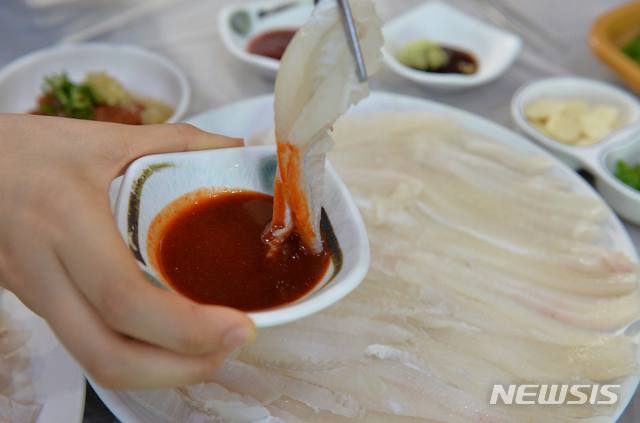 [울산=뉴시스] 배병수 기자 = 울산 방어진항 삼천포 초장 횟집에 판매하는 참가자미 회. 2020.06.15. bbs@newsis.com