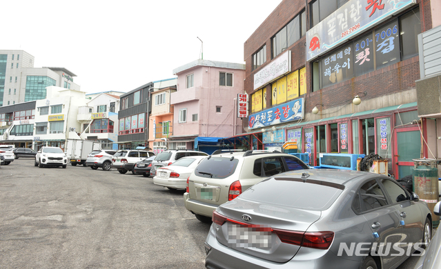 [울산=뉴시스] 배병수 기자 = 울산 동구 방어진항 물회거리. 2020.06.15. bbs@newsis.com