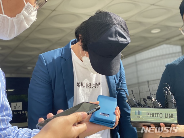 [서울=뉴시스]이기상 기자 = '서울역 묻지마 폭행' 혐의를 받는 이모(32)씨가 15일 오후 서울중앙지법에서 두번째 구속전 피의자 심문(영장실질심사)를 마친 후 법원청사를 나오고 있다. 2020.06.15. wakeup@newsis.com 