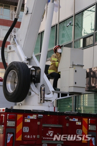 [서울=뉴시스] 국내 최초로 소방사다리차 운용사 자격시험에 합격한 영등포소방서 소송 유지연(43·여) 소방관. (사진=서울시 제공) 2020.06.16.photo@newsis.com 