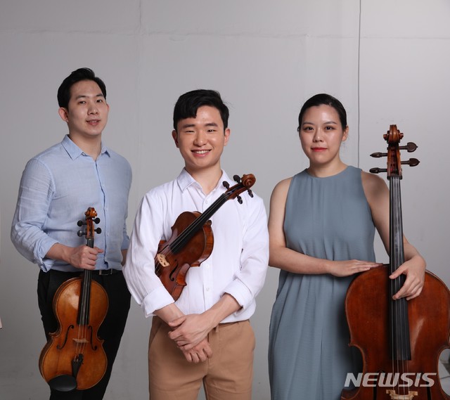 [서울=뉴시스][서울=뉴시스]바흐의 무반주 작품을 연주하는 공연 '바흐의 아침'이 오는 8월9일 낮 12시 롯데콘서트홀에서 개최된다.왼쪽부터 비올리스트 이승원, 바이올리니스트 김동현, 첼리스트 강승민(사진=스테이지원 제공)2020.06.15 photo@newsis.com