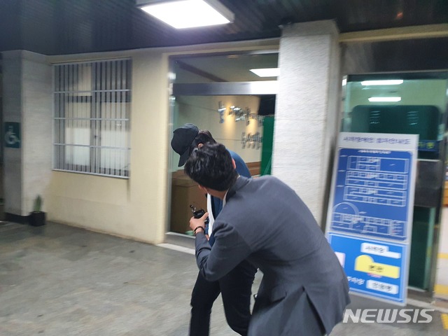 [서울=뉴시스]류인선 기자 = '서울역 묻지마 폭행' 혐의를 받는 이모(32)씨가 15일 오후 서울 용산경찰서에서 두번째 구속 영장이 기각된 후 청사를 나서고 있다. 2020.06.15. ryu@newsis.com 