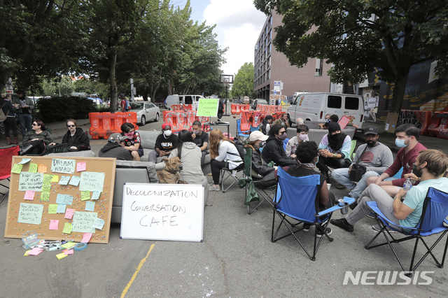 [ 시애틀( 미 워싱턴주)= AP/뉴시스]시애틀 시내의 "의사당앞 농성금지구역" (CHOP. Capitol Hill Occupied Protest)에서 농성과 대화를 하고 있는 시위대원들.  