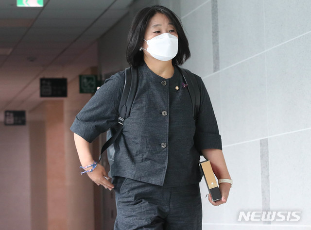 [서울=뉴시스] 장세영 기자 = 윤미향 더불어민주당 의원이 15일 서울 여의도 국회 의원회관 사무실로 출근하고 있다. 2020.06.15. photothink@newsis.com