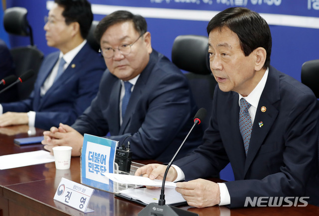 [서울=뉴시스] 최동준 기자 = 진영 행정안전부 장관이 15일 오전 서울 국회에서 열린 질병관리청 조직개편 당정협의에서 발언하고 있다. 2020.06.15. photocdj@newsis.com