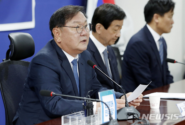 [서울=뉴시스] 최동준 기자 = 김태년 더불어민주당 원내대표가 15일 오전 서울 국회에서 열린 질병관리청 조직개편 당정협의에서 발언하고 있다. 2020.06.15.&nbsp; photocdj@newsis.com