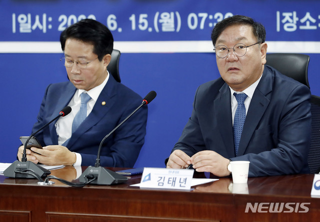 [서울=뉴시스] 최동준 기자 = 김태년 더불어민주당 원내대표, 조정식 정책위의장이 15일 오전 서울 국회에서 열린 질병관리청 조직개편 당정협의에 참석해 있다. 2020.06.15.&nbsp; photocdj@newsis.com
