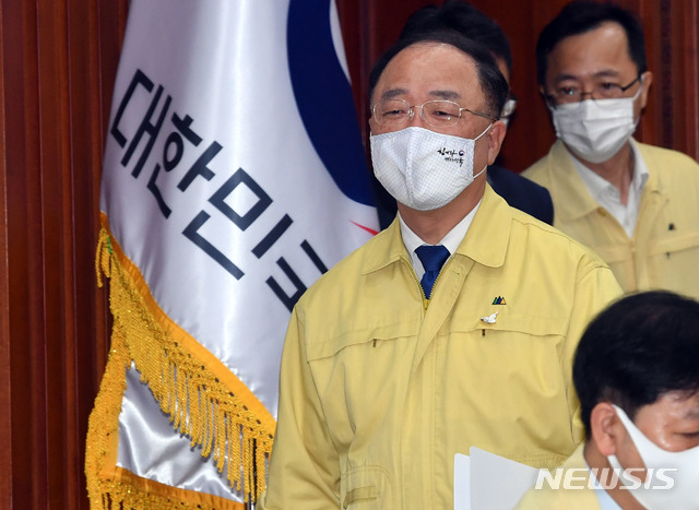 [서울=뉴시스]김명원 기자 = 홍남기 경제부총리 겸 기획재정부 장관이 15일 오전 서울 종로구 정부서울청사에서 열린 대외경제장관회의에 참석하고 있다.  2020.06.15. photo@newsis.com