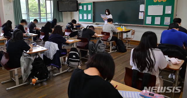 [광주=뉴시스] 변재훈 기자 = 코로나19 의심환자로 분류됐던 광주 유덕중학교 1학년 학생이 음성으로 최종 판정된 가운데 15일 오전 광주 서구 유덕중학교 3학년 교실에서 학생들이 등교를 마치고 수업을 하고 있다. 2020.06.15.wisdom21@newsis.com