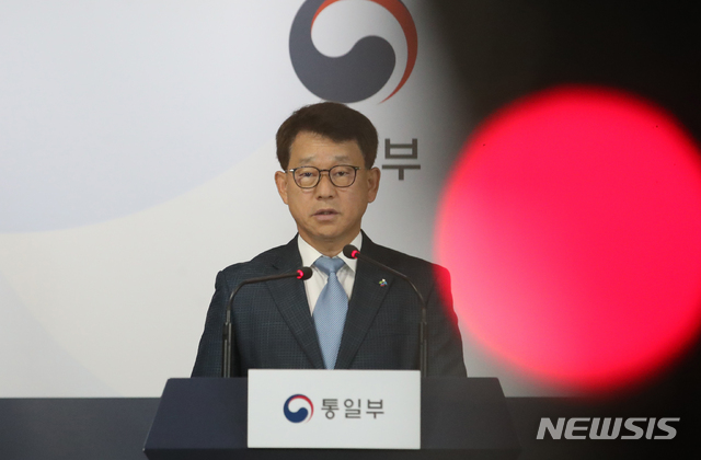 [서울=뉴시스]김명원 기자 = 여상기 통일부 대변인이 15일 오전 서울 종로구 정부서울청사에서 현안 브리핑을 하고 있다. 2020.06.15. kmx1105@newsis.com